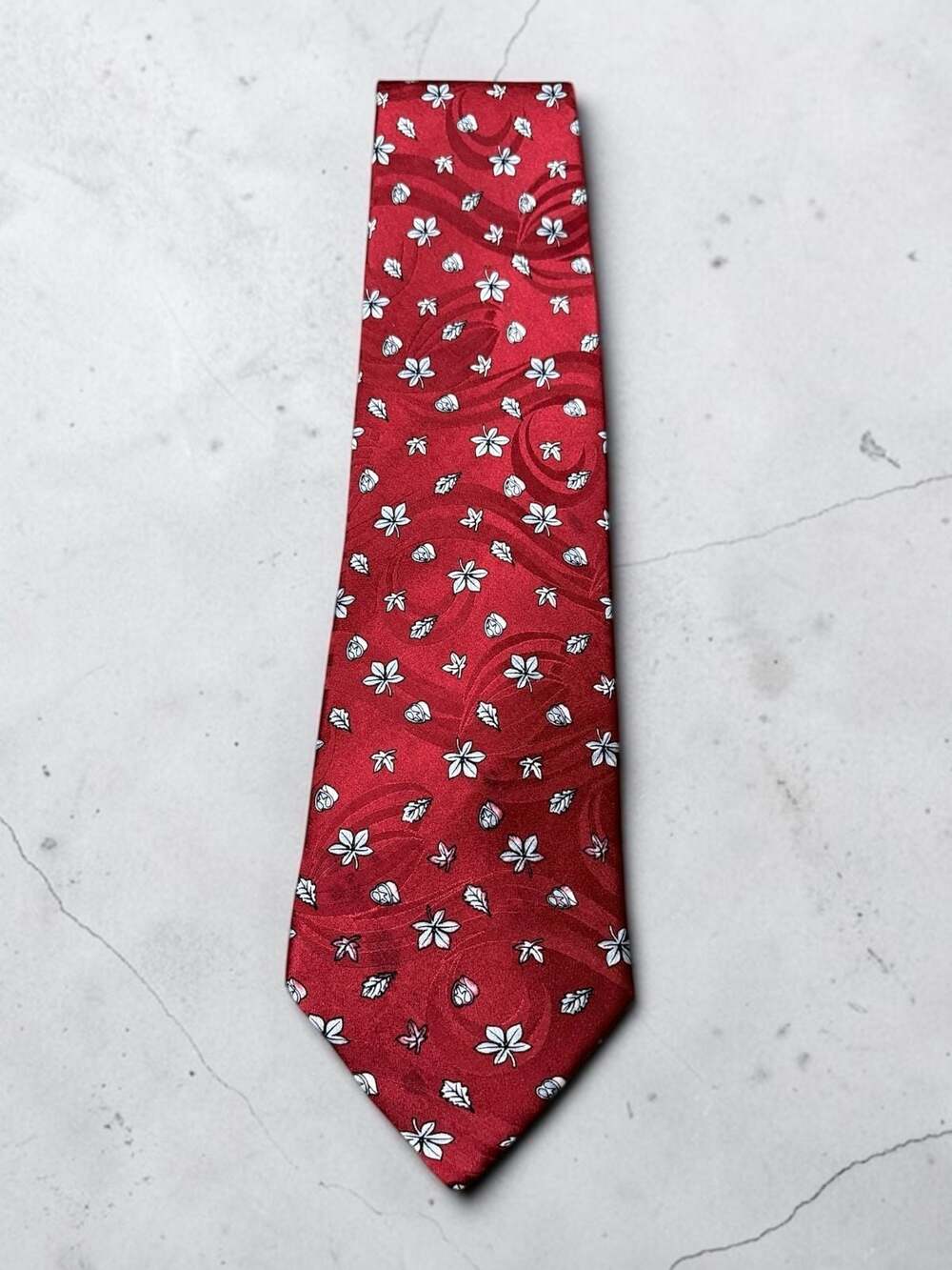 Pierre Victoire Vintage Red Silk Necktie with Leaf and Acorn Pattern - Picture 1 of 5